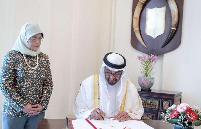 UAE leaders congratulate president of Singapore on national day