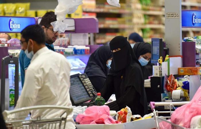 Juggling responsibilities, Saudis cheer new flexible work rules