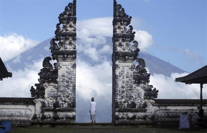 Indonesia keeps Bali closed to foreign tourists