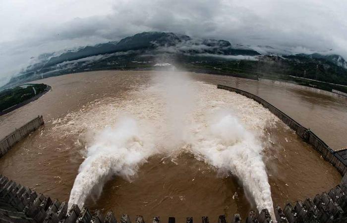 Water levels at China's Three Gorges near maximum after flooding rains