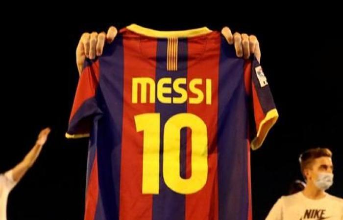 Lionel Messi transfer: Barcelona fans gather outside Camp Nou in protest