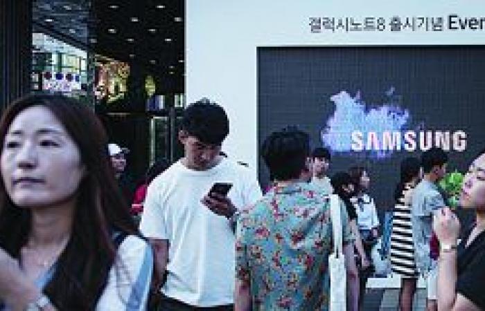 Samsung unveils second generation folding smartphone to rev up sales