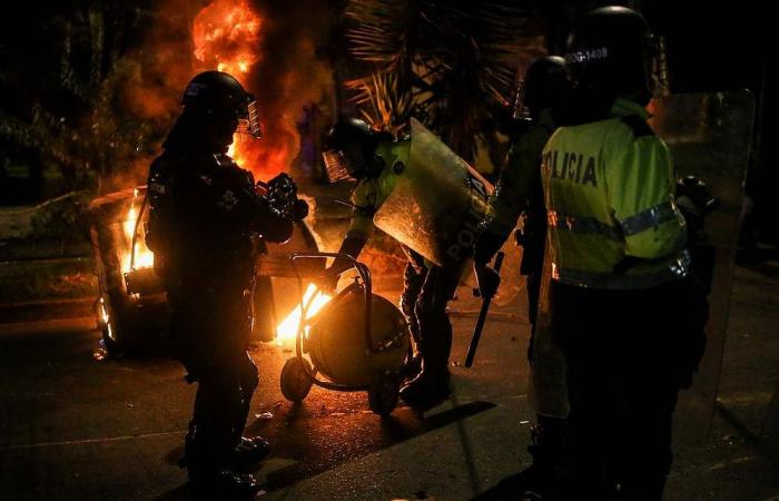 Nine dead in Colombian protests, citizens asked to stay home