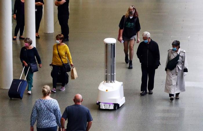 Robots kill coronavirus with ultraviolet light at London train station