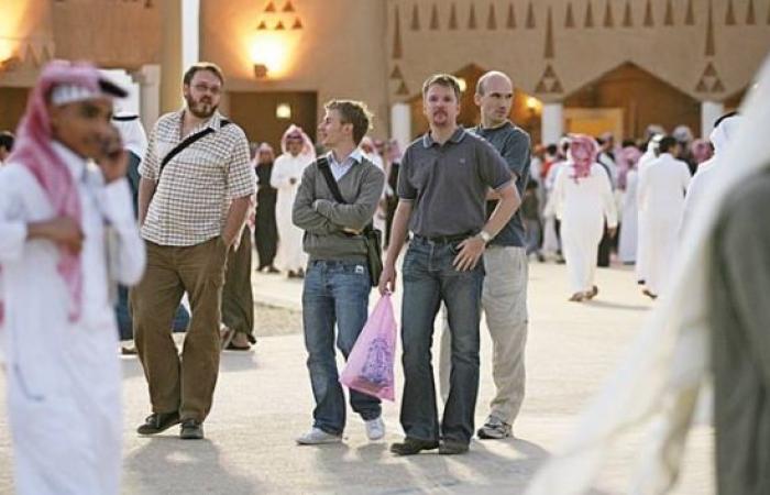 400,000 Saudis and expats quit labor market in three months