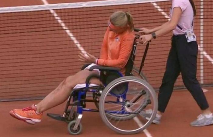 Roland Garros .. Bertens leaves the stadium in a wheelchair after...