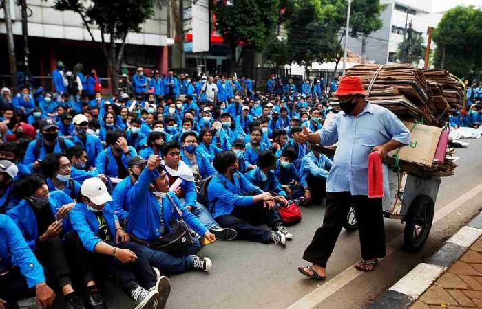 Protests in Indonesia against new jobs law enter third day
