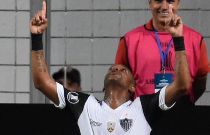 Robinho returns to play at Santos for the fourth time