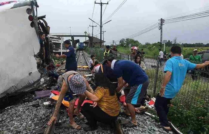 17 dead in Thailand bus-train collision