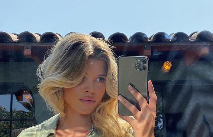 Sofia Richie flashes her washboard when she goes to a yoga...