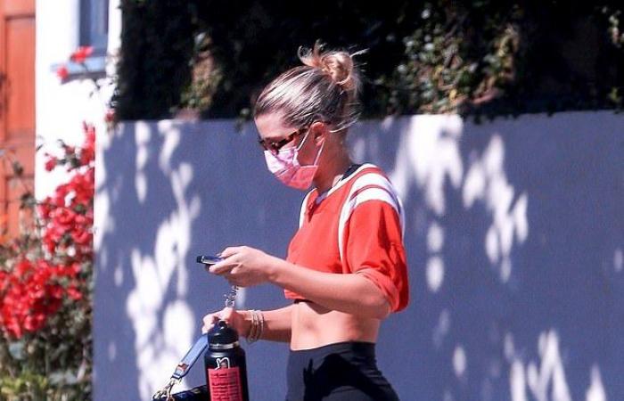 Sofia Richie flashes her washboard when she goes to a yoga...