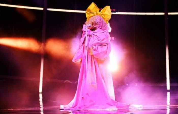 See Sia perform at the 2020 Billboard Music Awards