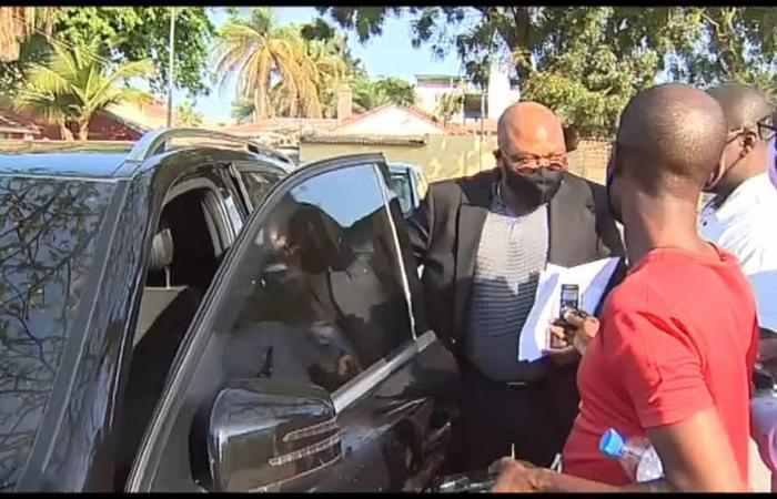 Angolan generals flee the press on the first day of hearings