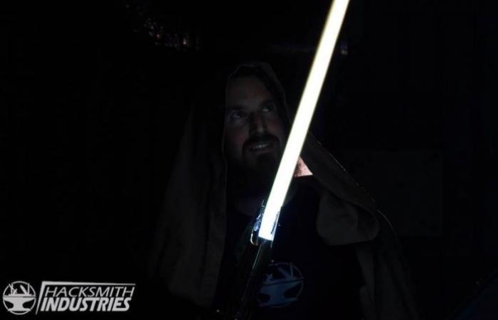“Star Wars”: YouTubers create the first lightsaber!