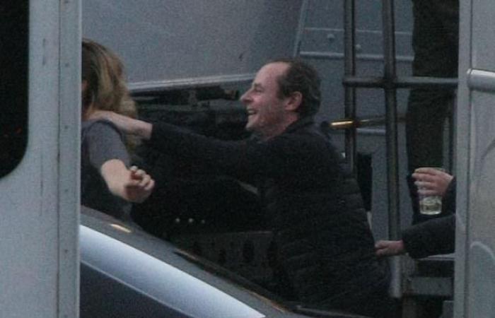 Jodie Comer dances with her co-stars and crew on her last...