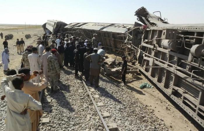 Paramilitary convoy attacked in southwestern Pakistan, killing 14