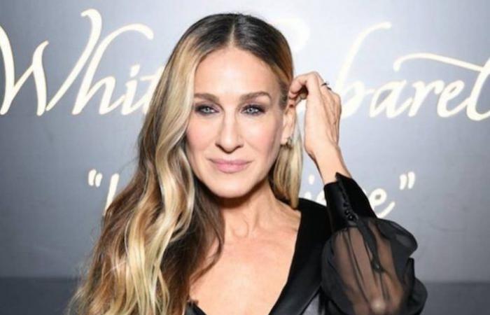 Sarah Jessica Parker falls in love in a knitted purple dress...