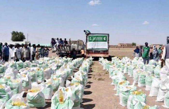KSrelief distributes food baskets to people affected by floods in Sudan