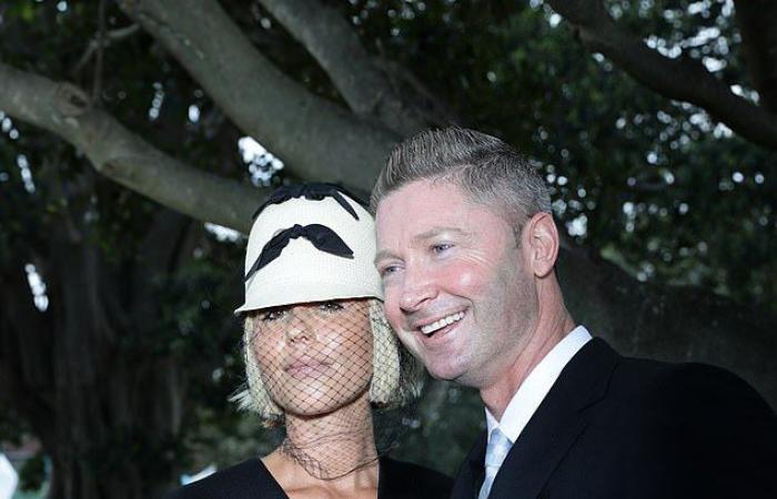 Pip Edwards wears a $ 14K outfit & cosies to cricket...