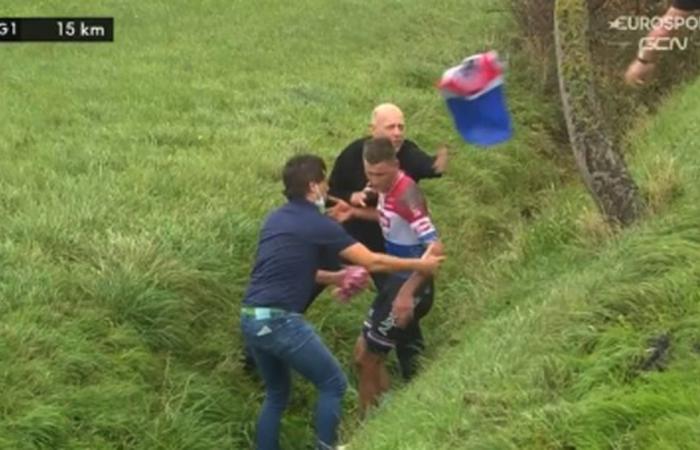 Video: Mathieu van der Poel falls hard in Driedaagse De Panne...