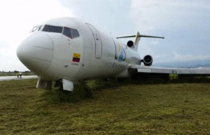 Classic Boeing 727 ends sunk off the runway when landing in...