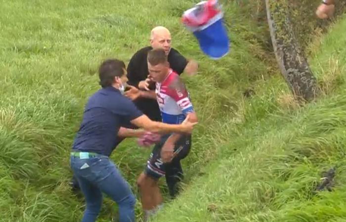 Mathieu van der Poel ends up in a canal in AG...