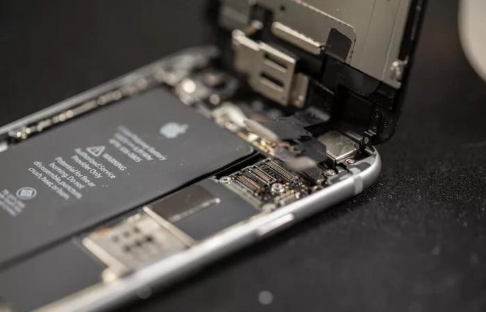Apple maintains the battery life in the iPhone 12, with a...
