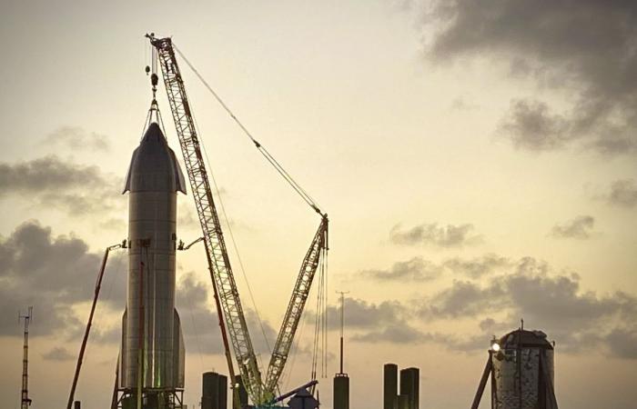 SpaceX stacks the prototype of the Starship SN8 before the epic...