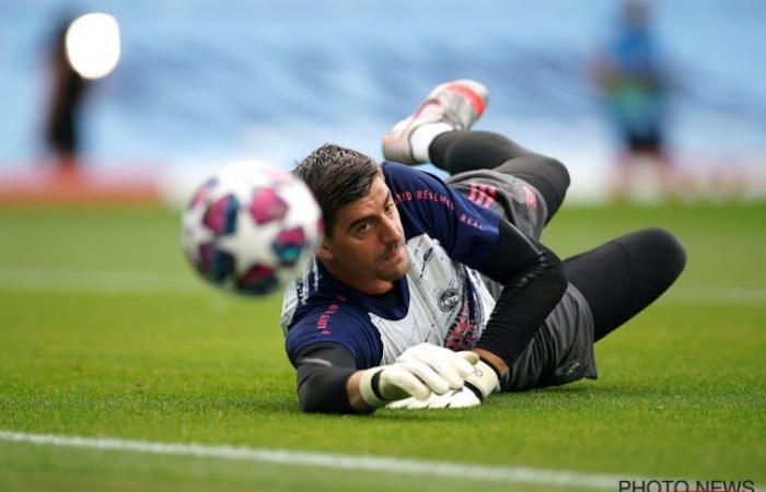 Thibaut Courtois keeps Lionel Messi from goal in a wonderful way,...