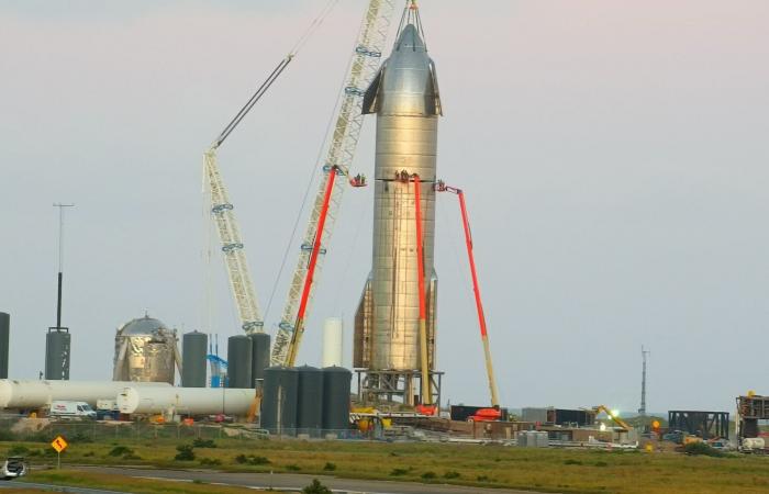 The spaceship SpaceX passes the static fire test with three raptor...