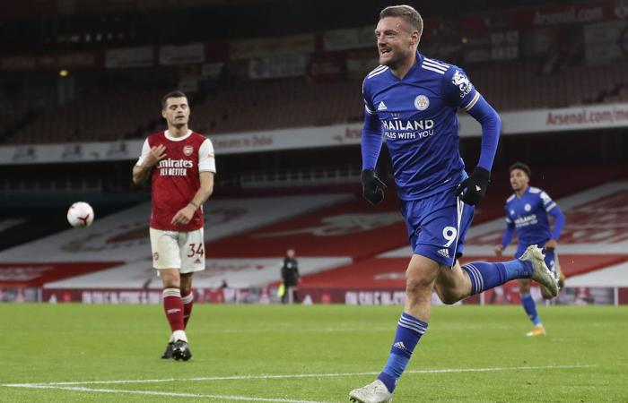 'World class' Vardy rocks Arsenal as Leicester go fourth