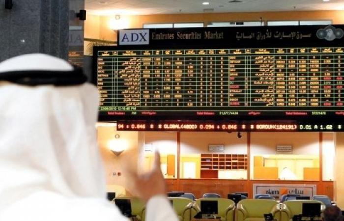 Markets open the week with mixed performances