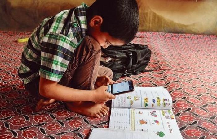 India, a giant virtual classroom on WhatsApp