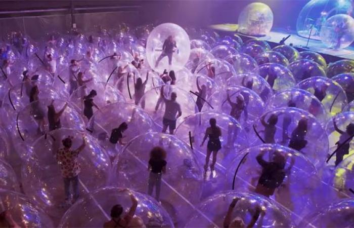 See the Flaming Lips perform “Assassins of Youth” in their Plastic...