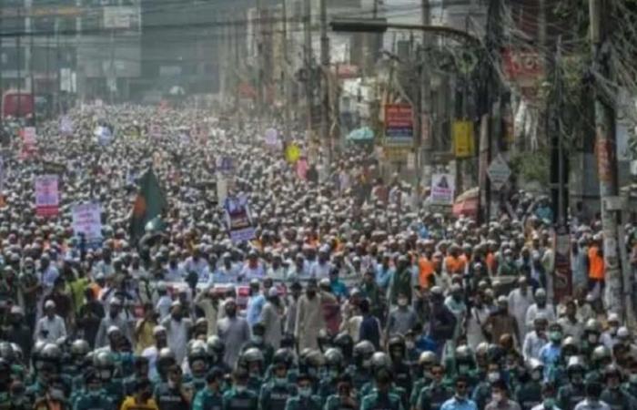 Angry crowds beat to death a man in Bangladesh accused of...