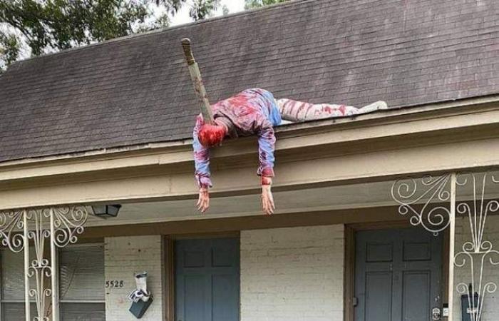 Spooky! House with Halloween decoration attracts policemen daily