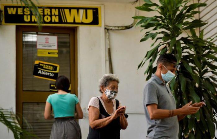 Cubans react to the closure of Western Union offices
