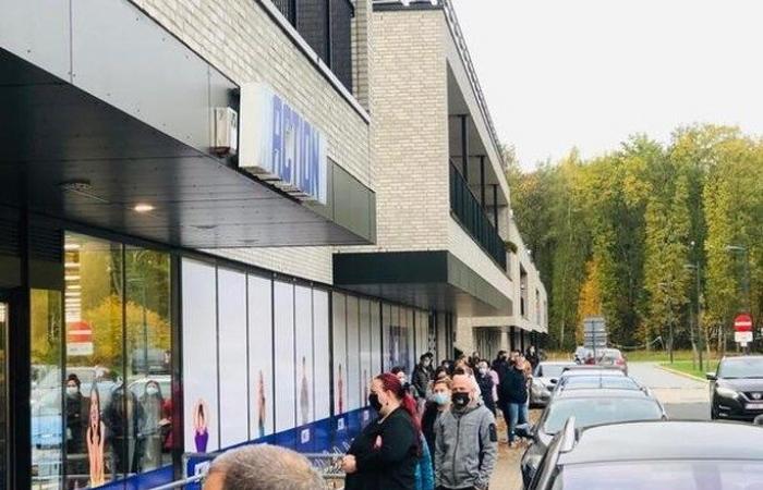 Long queues for Ikea, Action, Primark and other shop …