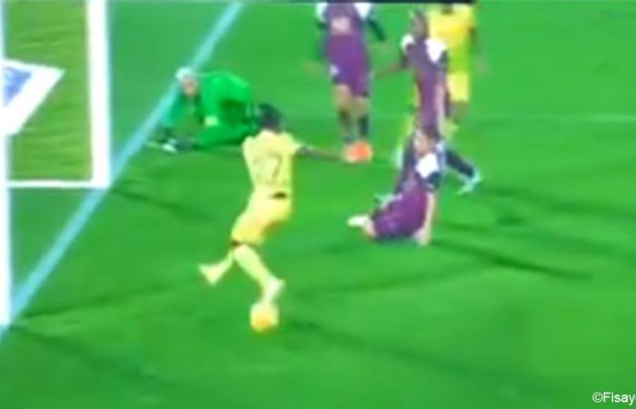 Moses Simon is the author of a horrifying miss against PSG...