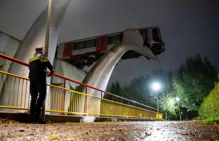 Metro shoots through stop block in Spijkenisse and hangs at a...