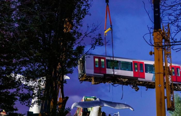 Loose part of the Spijkenisse metro train pulled away | ...