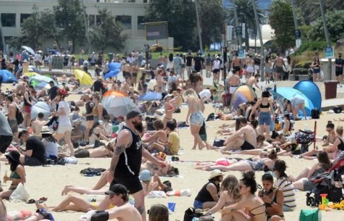 Melbourne beaches: crowd disregards mask rule