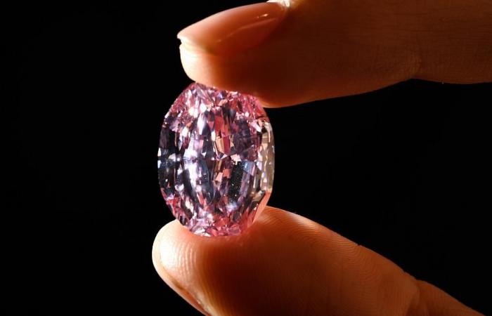 Watch: An “exceptional” pink diamond is offered at auction in Geneva...