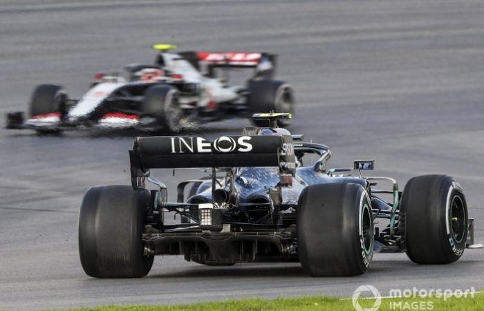 Organization Turkish Grand Prix uses rental cars against slippery conditions