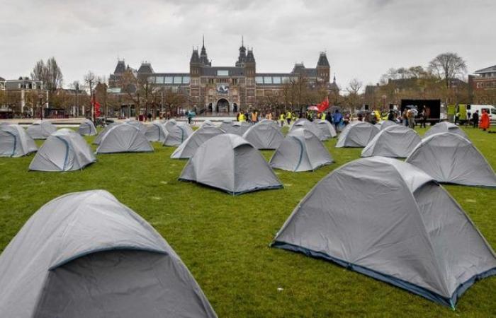 Symbolic tent camp on Museumplein for adjustment of migration policy