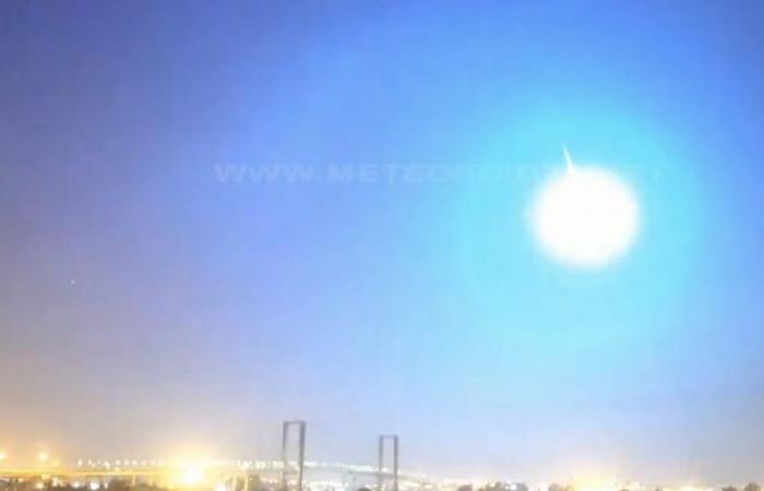 Fireball crosses the sky in southern Portugal at 227,000 km /...