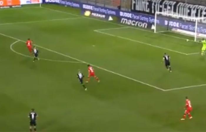 VIDEO: Leverkusen goalkeeper signs for the most silly own goal of...