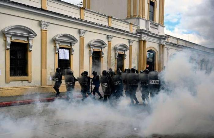 In Guatemala, parliament burned down in protest against budget cuts