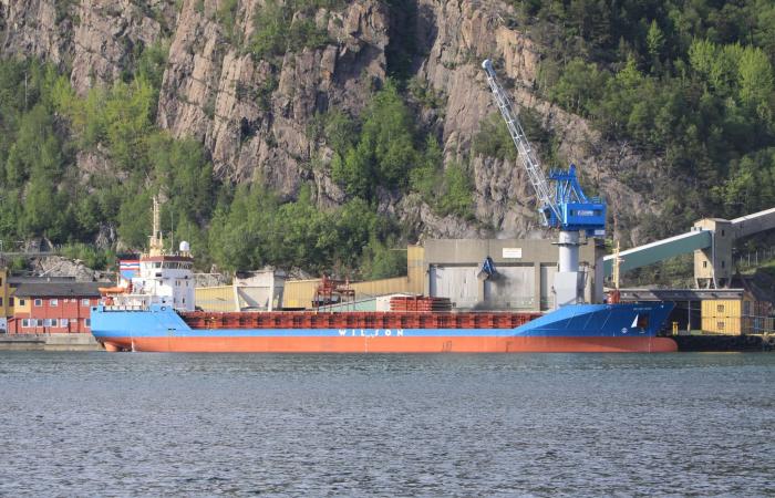 Cargo ships with eight people on board drifted ashore off Sotra