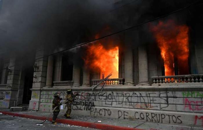 In Guatemala, parliament burned down in protest against budget cuts